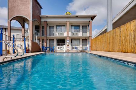 Super 8 by Wyndham Pearl District Downtown - 11