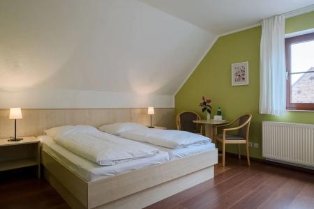 & Restaurant Lindengarten - 5