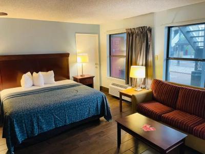 Econo Inn & Suites - 69