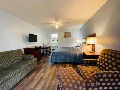 Econo Inn & Suites - 72