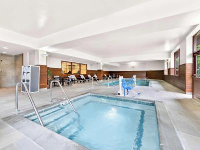 Hampton Inn & Suites - 31