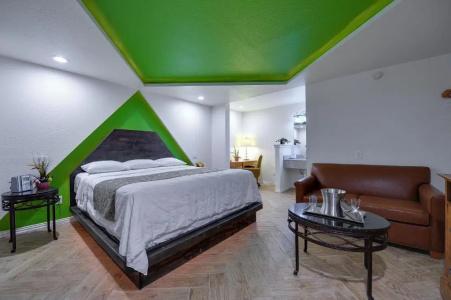 Romantic Inn & Suites - 43