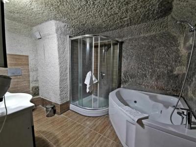 Falcon Cave Suites - 39
