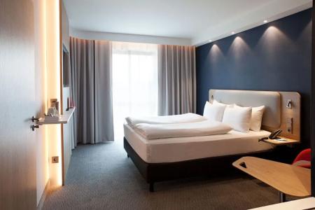 Holiday Inn Express Airport - 56