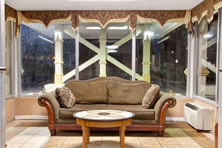 Days Inn by Wyndham West - 10