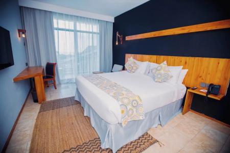 Giraffe Ocean View - 18