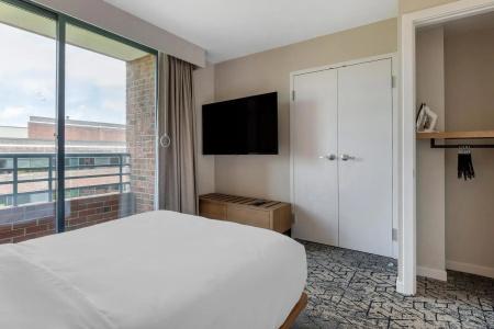 Sheraton Suites Old Town - 37