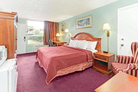 Howard Johnson by Wyndham Tropical Palms - 2