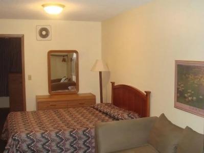 Townhouse Inn & Suites - 1
