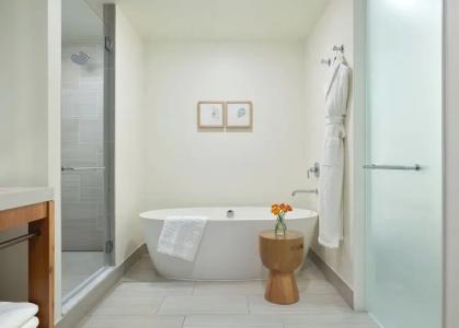 Kimpton Born, An Ihg - 100