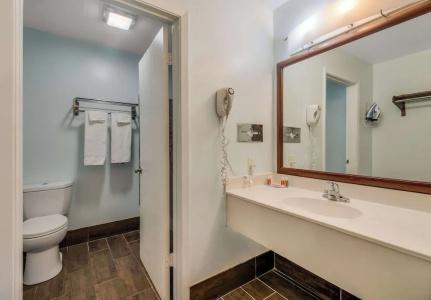Econo Inn & Suites - 67