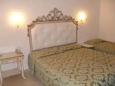 Residenza Due Torri Check In Presso Centrale Vicolo Cattani 7 - 2