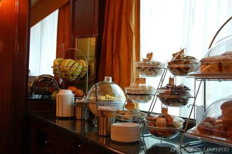 Hampton by Hilton - 10