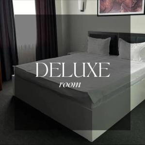 Deluxe - 11