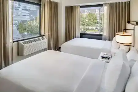 DoubleTree by Hilton & Suites - 63