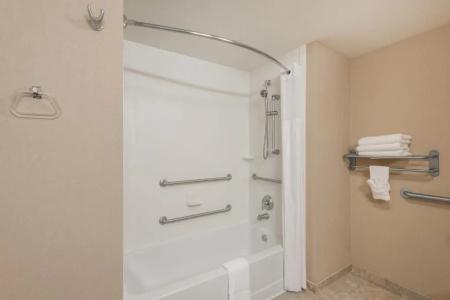 Hampton Inn - Hills - 34