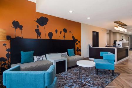 Erie Inn and Suites - 17