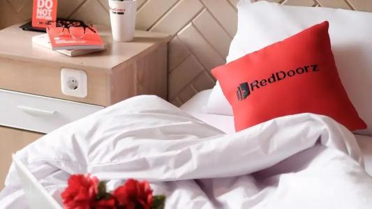 RedDoorz near Lotte Center Hanoi - 6