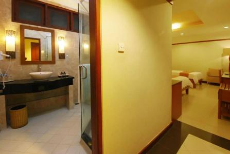 Yulia Beach Inn Kuta - 41