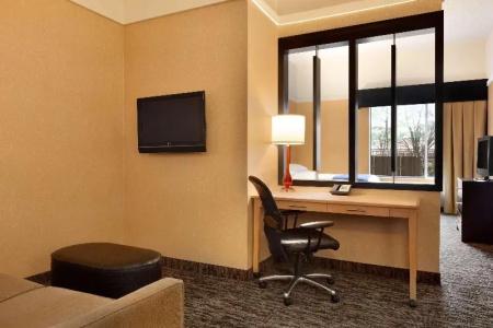 DoubleTree by Hilton Airport - 40