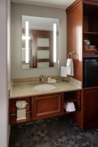 Courtyard by Marriott Boston Logan Airport - 9