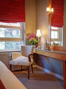 Giraffe by Library Hotel Collection - 34