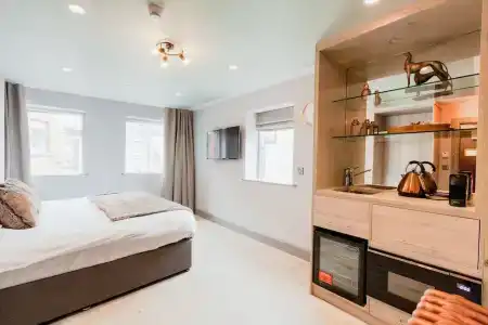 Clarendon Suites - 33