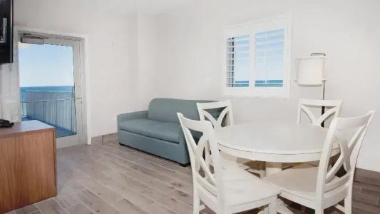 Holiday Inn Express & Suites Beach Beachfront by IHG - 69