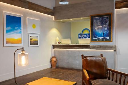 Days Inn and Suites by Wyndham Downtown-University - 1