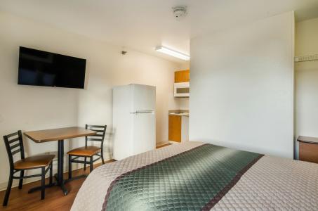 HomeTowne Studios by Red Roof Denver - Glendale/ Cherry Creek - 3