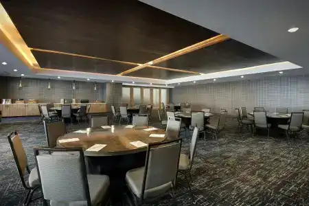 DoubleTree by Hilton - 33