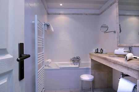 Best Western Plus Le Donjon - Cœur de La Cité Médiévale - 83