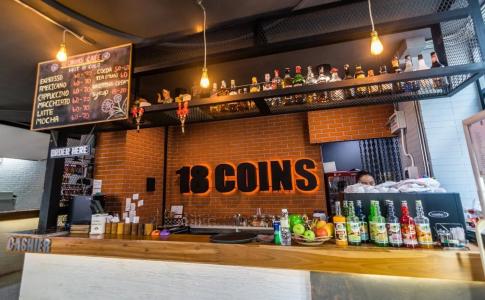 18 Coins Cafe & Hostel - 10