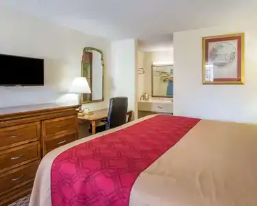 Econo Inn & Suites - 4