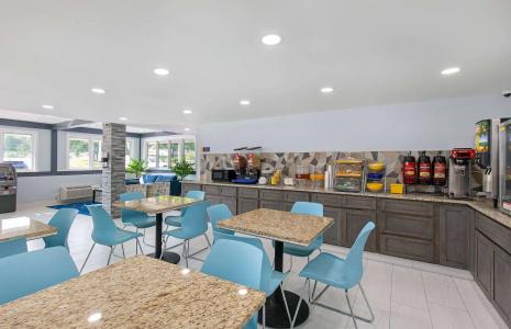 Days Inn by Wyndham North - 18
