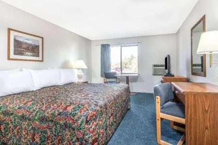 Super 8 by Wyndham/Brooks Street - 18
