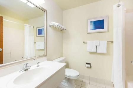 Baymont by Wyndham Airport - 28