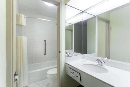 Days Inn by Wyndham Savannah Airport - 21