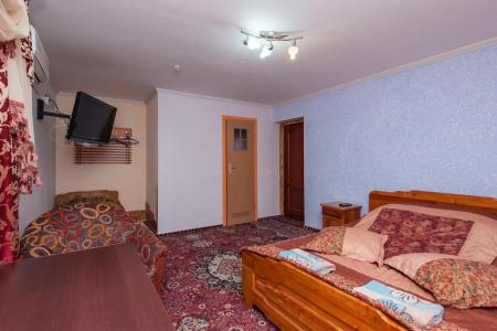 Leoton Chernivtsi - 1