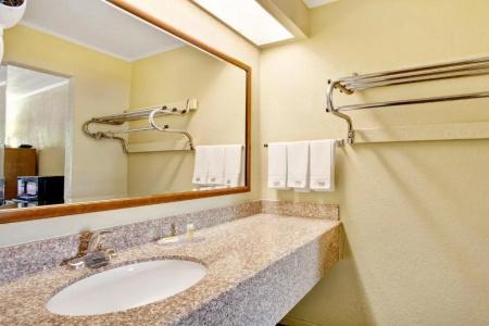 Days Inn by Wyndham West - 16