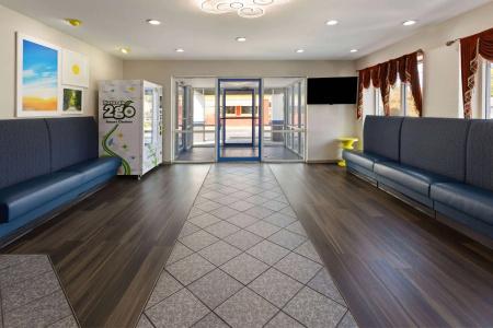 Days Inn & Suites by Wyndham - 11