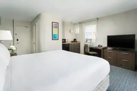 Courtyard by Marriott Waikiki Beach - 11
