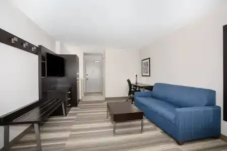 Holiday Inn Express & Suites, an IHG - 41