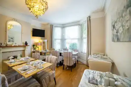 Lonsdale Guest House - 13
