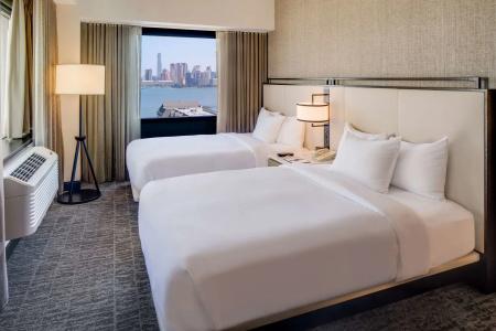 DoubleTree by Hilton & Suites - 4