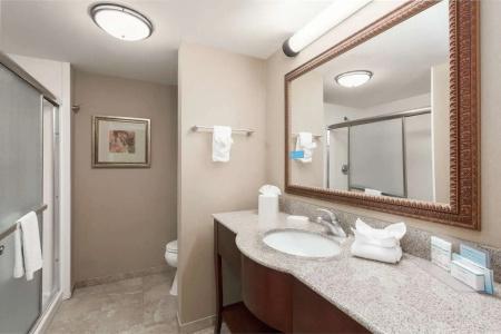 Hampton Inn - Hills - 42