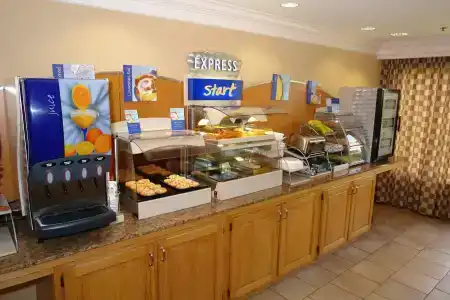 Holiday Inn Express & Suites, An Ihg - 11