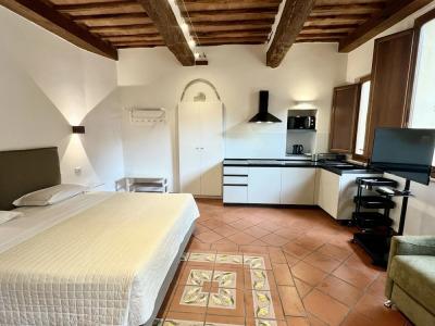 Regis Condo - 242