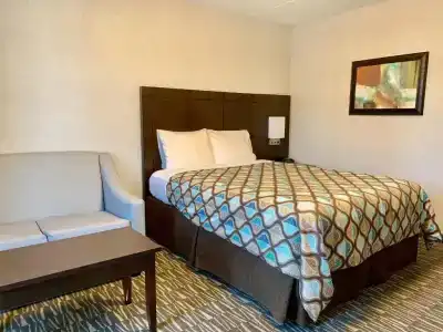 Deluxe Inn - 25