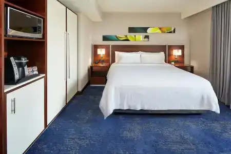 Hilton Garden Inn Waikiki Beach - 3